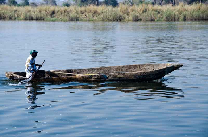 40 - Zambia - Kazungula - rio Zambeze - pescador